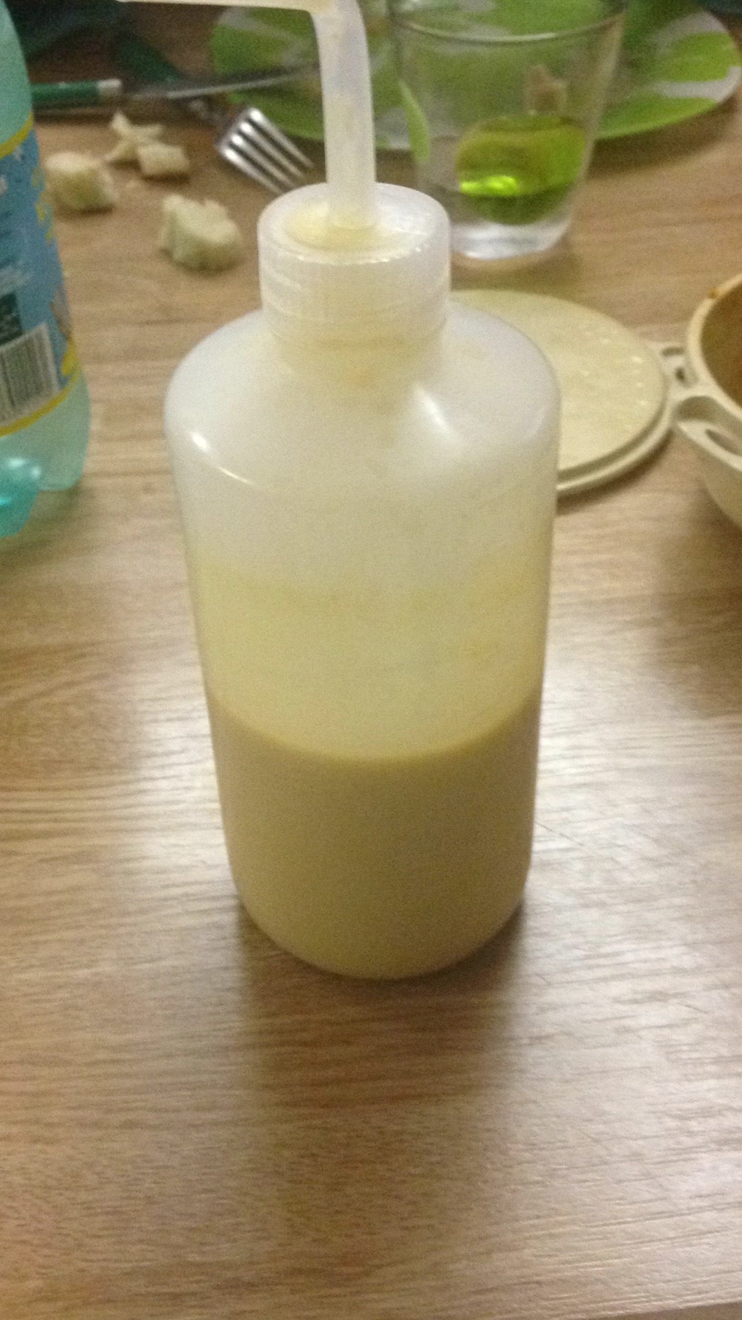Bouteille à pipette contenant une recette de repas liquide nutritif, idéale pour une alimentation post-opératoire après une chirurgie maxillo-faciale, posée sur une table de cuisine.